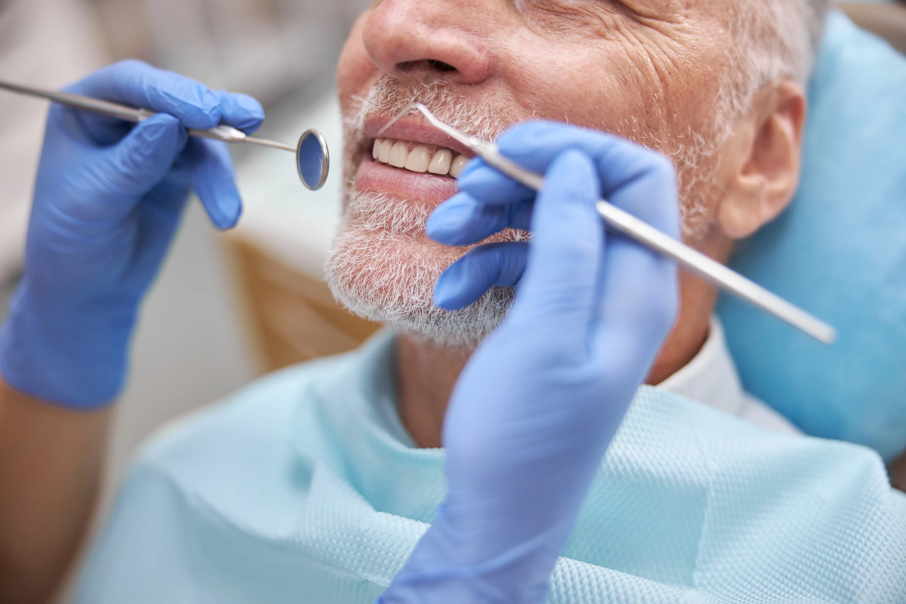 Імплантація зубів у похилому віці